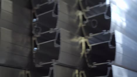 hermosa construcción metálica en filas con reflejos y llamaradas solares en el interior sin costuras. tubos de acero reflectantes de cerca
