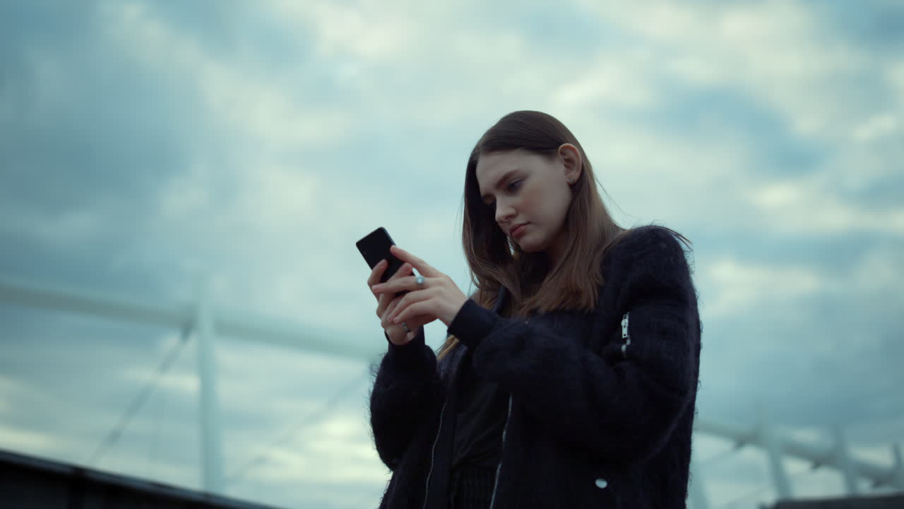 도시 에서 스마트폰 으로 인터넷 을 검색 하는 여자. 휴대 전화 를 사용하는 소녀