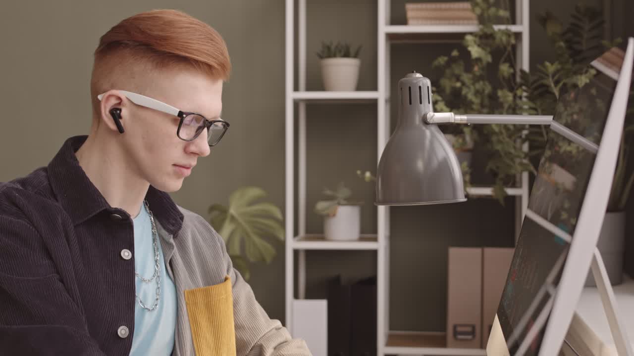 joven rojo trabajando en la oficina