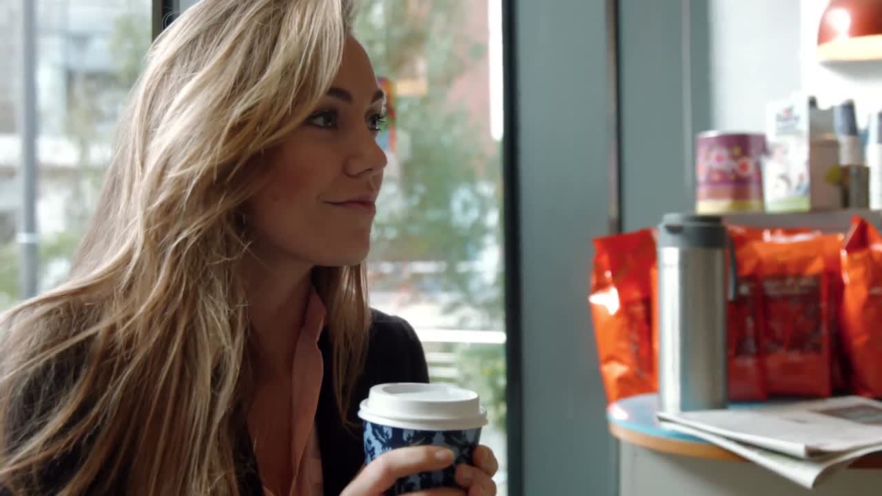 mujer de negocios disfrutando de un café para llevar