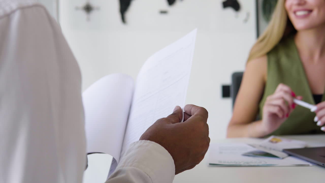 mujer que trabaja en una agencia de viajes