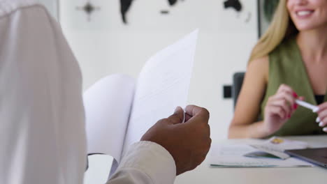 Frau-Arbeitet-In-Einem-Reisebüro