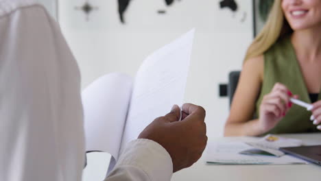 mujer que trabaja en una agencia de viajes