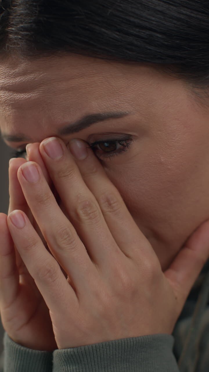 video vertical de cerca en el rostro de una mujer ansiosa sentada en el sofá trabajando desde casa usando una computadora portátil preocupada por la crisis del costo de la vida 4