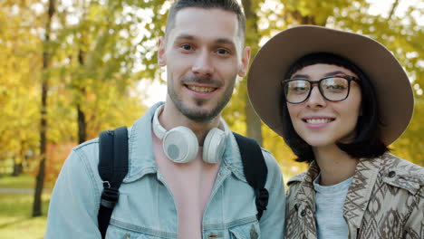 pareja en el parque de otoño