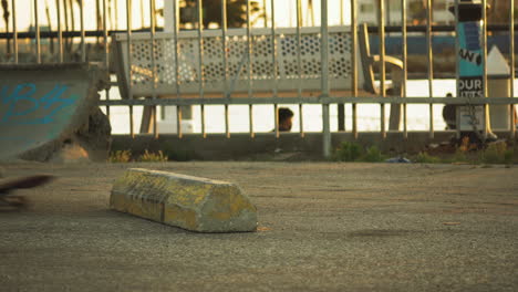 Skater-Saltando-Sobre-Bloques-De-Hormigón-En-La-Costa-De-Los-Ángeles