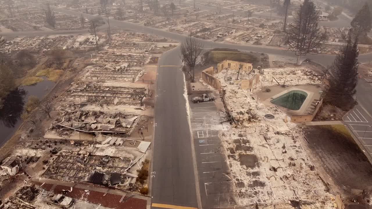 Vista aerea: parco roulotte bruciato e camion in avvicinamento all'incendio Almeda nell'Oregon meridionale. Distruzione degli incendi di Talent e Phoenix.
