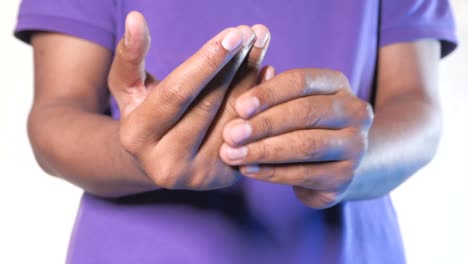 persona que experimenta dolor en la mano