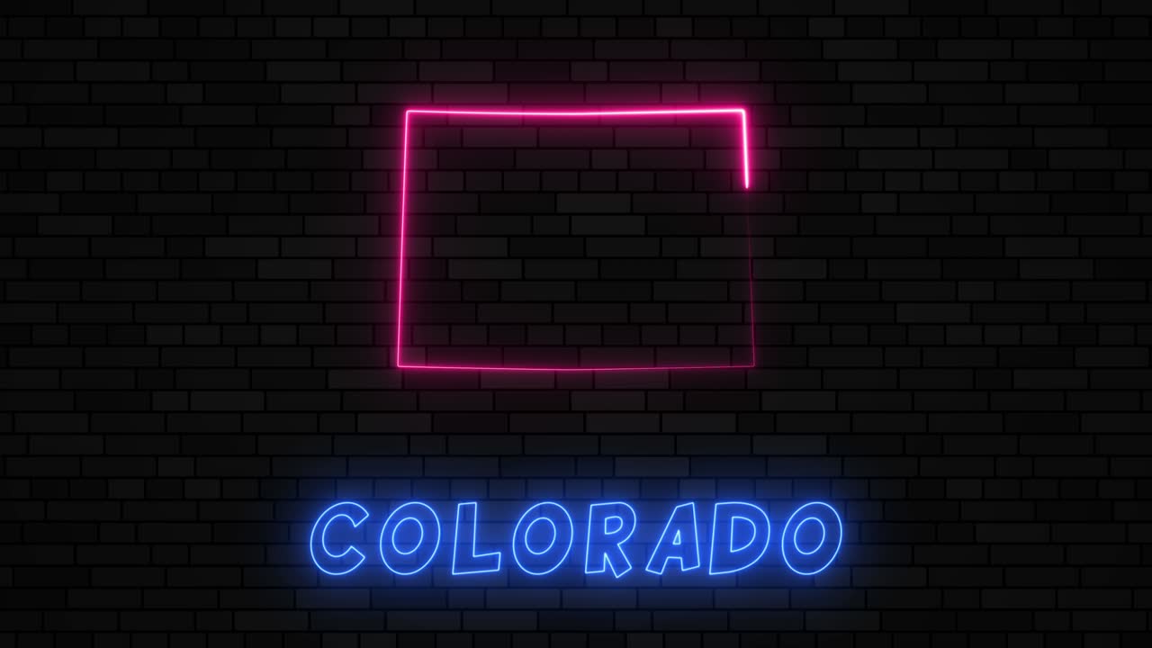 estado de colorado mapa silueta con línea de neón en un fondo de pared de ladrillo oscuro