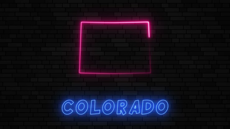 Silhueta do mapa do estado do Colorado com linha neon em fundo de parede de tijolos escuros