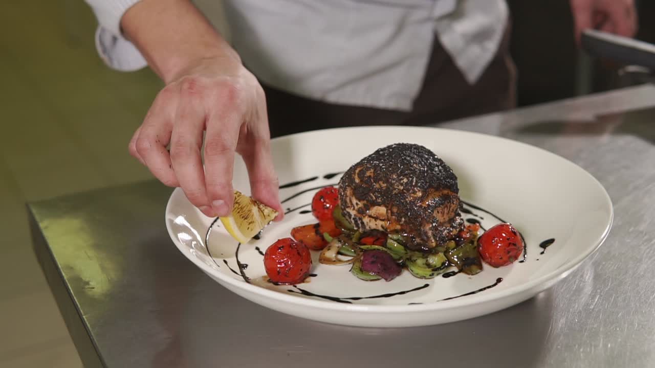 chef preparando un delicioso plato con limón y verduras