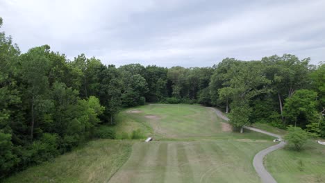 Volar-Sobre-El-Hoyo-Del-Campo-De-Golf,-Ascenso-De-Drones-Aéreos