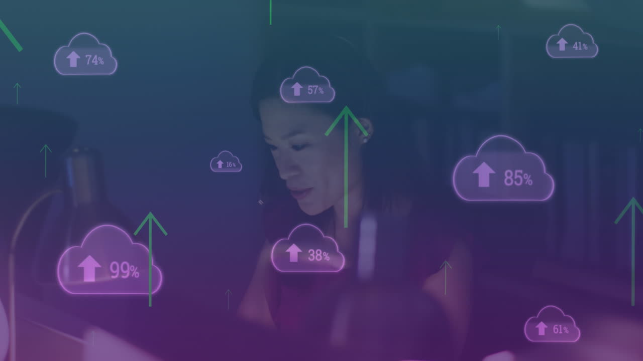 animación de nubes, flechas y procesamiento de datos sobre una mujer de negocios biracial