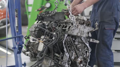 reparación de motores de automóviles en un taller