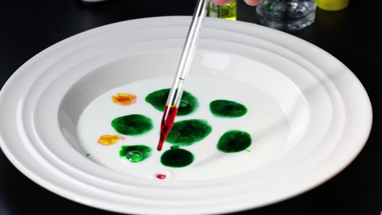 생생한 색은 파이으로 우유에 혼합됩니다.