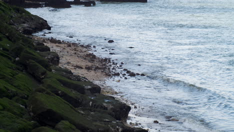 Marea-Del-Río-En-Las-Rocas-Cubiertas-De-Musgo