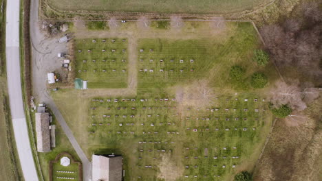 Vista-Panorámica-De-La-Antigua-Iglesia-Con-Tumbas-En-Sel,-Noruega---Toma-Aérea-De-Drones