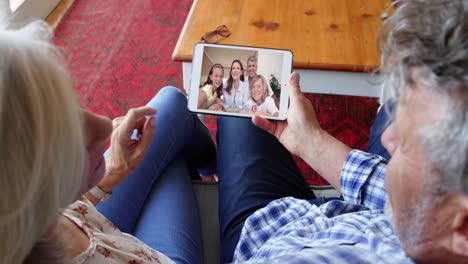 hablando en una reunión de video en un teléfono inteligente de pareja