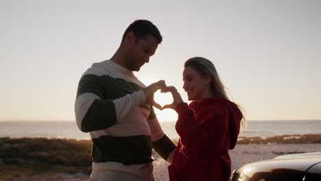 pareja enamorada disfrutando del tiempo libre en un viaje por carretera juntos