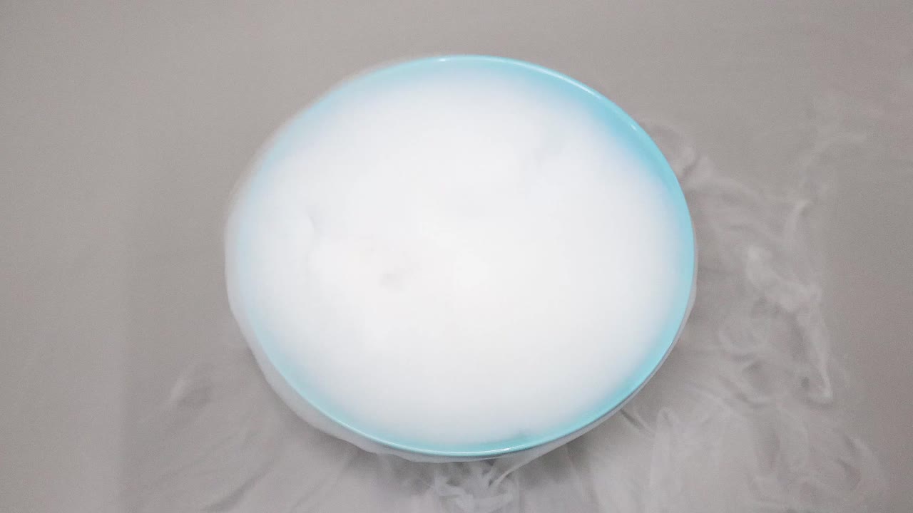 hielo seco sublimando en el agua creando niebla