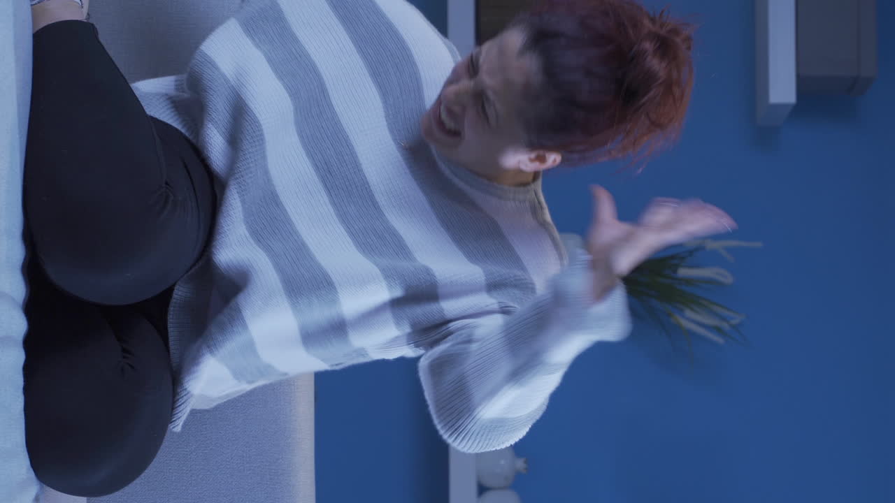 신경 ⁇ 약을  ⁇ 고 있는 여성의 수직 비디오가 집에서  ⁇ 망진창으로 돌아가고 있습니다.