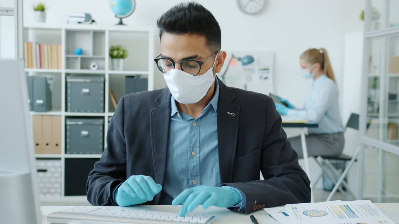 팬데 기간 동안 사무실 직원