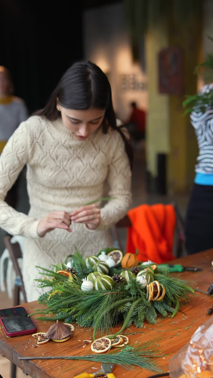 mujer haciendo una corona de Navidad