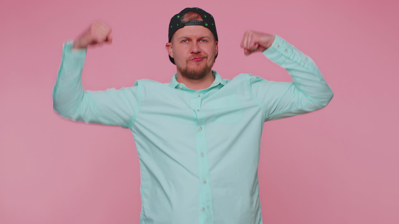 남자가 비 ⁇ 스를 보여주고 자신감을 느끼고 권리를 위해 싸우고 성공을 거두는 힘을 느 ⁇ 니다.