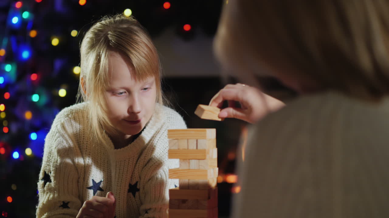 un niño con un padre juega un juego de mesa vacaciones navideñas con niños