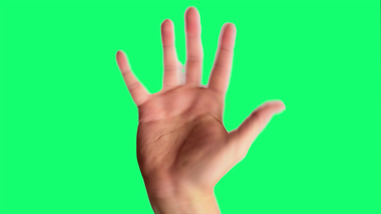 Primo piano di una mano maschile che fa un gesto allegro di saluto o di addio, su sfondo greenscreen ideale per il chroma key