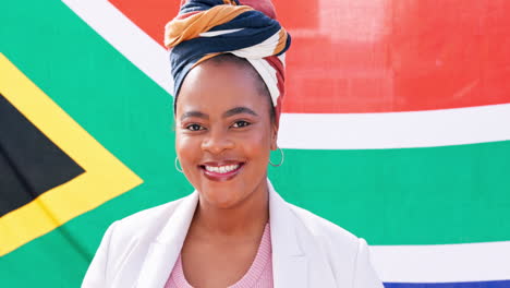 Schwarze-Frau,-Gesicht-Und-Lächeln-Für-Südafrika