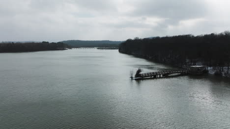 Vista-Panorámica-Aérea-Del-Vasto-Lago-Sequoyah-En-Arkansas,-Puente-Viejo,-Nublado