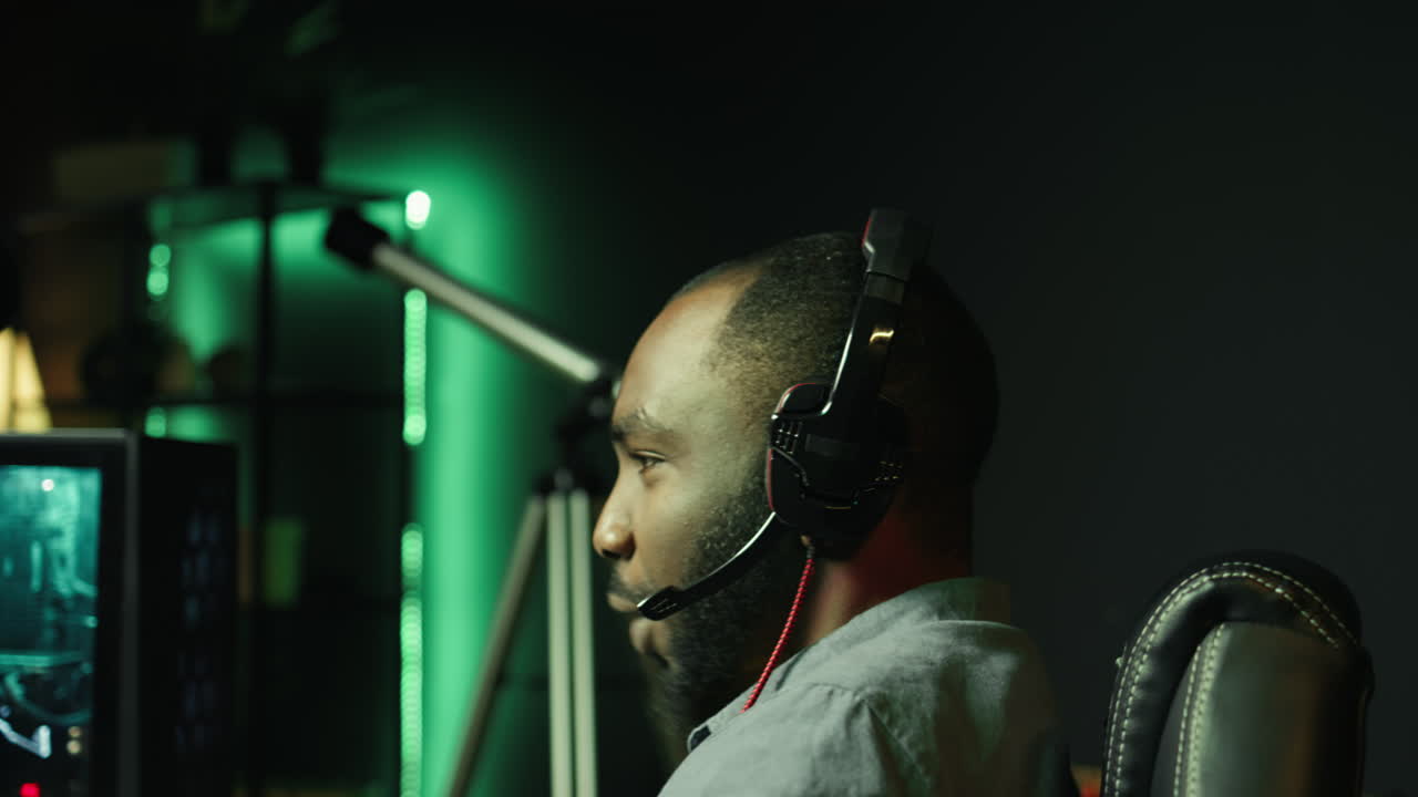 un primer plano de un jugador profesional transmitiendo un videojuego, hablando en auriculares.