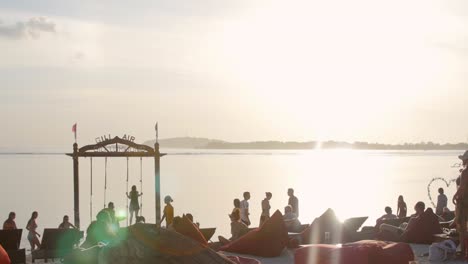 Leute-Am-Strand-Mit-Sitzsäcken-Und-Schaukel