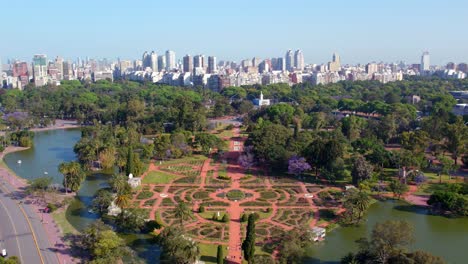 Vista-Aérea-Dolly-En-El-Diseño-De-La-Rosaleda-De-Palermo-Con-El-Horizonte-Del-Barrio-Al-Fondo,-Edificios-Residenciales-De-La-Ciudad-De-Buenos-Aires,-Argentina