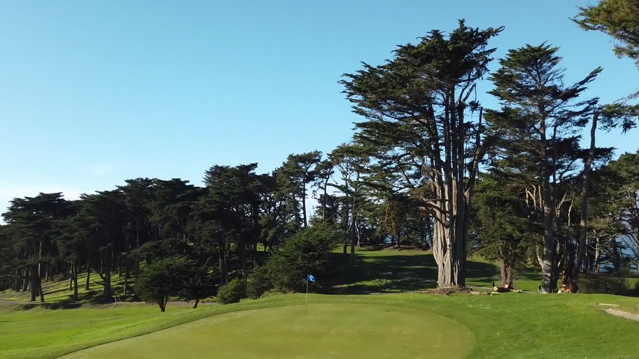 Campo da golf vuoto del Golden Gate Park, panoramica senza persone, soleggiato.