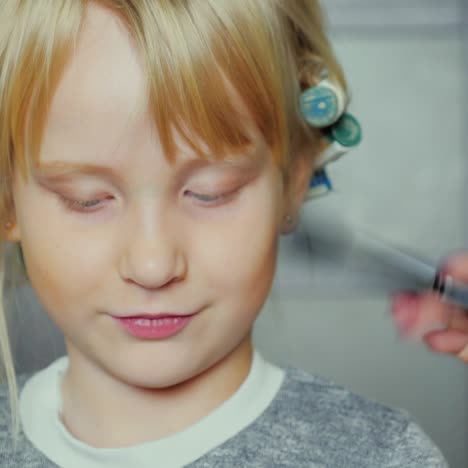 Retrato-De-Niña-De-5-Años-Haciendo-Maquillaje-5