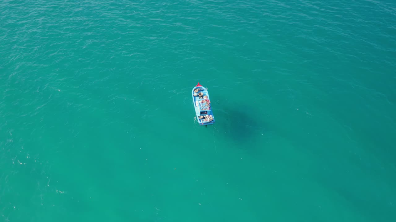 vista de drones de un barco de pesca en la playa de cam ranh, provincia de khanh hoa, vietnam central