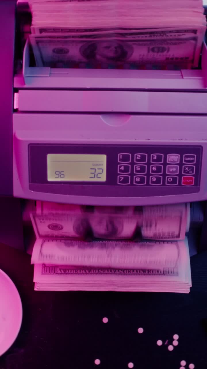 contador de billetes con dólares