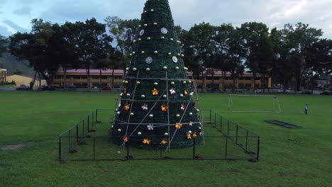 disparo de un dron orbital de una decpración en curso de un árbol de navidad