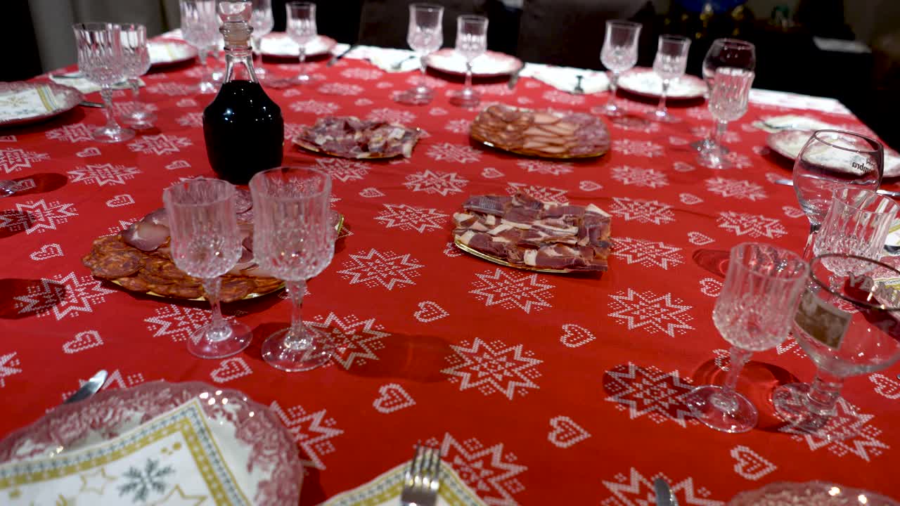 mesa preparada para empezar la comida navideña con familiares