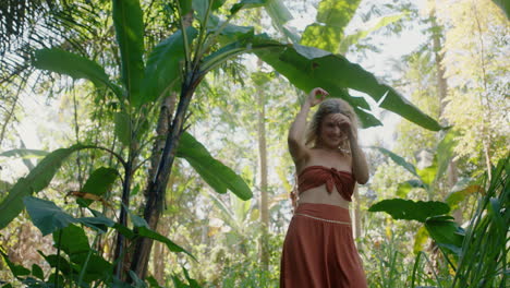 hermosa mujer bailando en el bosque disfrutando de la naturaleza bailando en la exuberante jungla tropical 4k