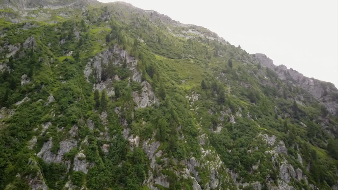 vista aérea de drones de la fachada rocosa de una montaña en los alpes suizos