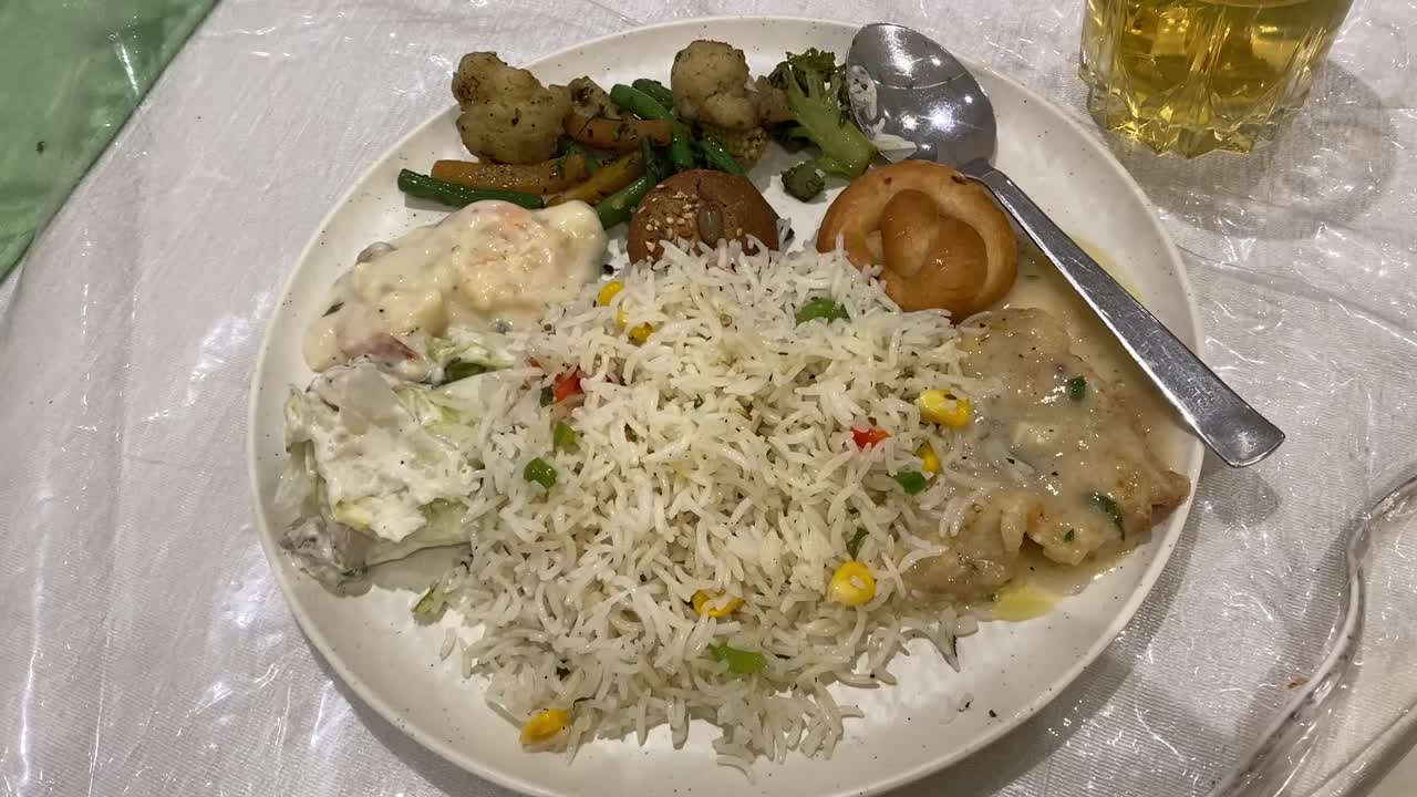 comida inglesa que incluye pan estufado pollo y verduras con whisky servido en una boda