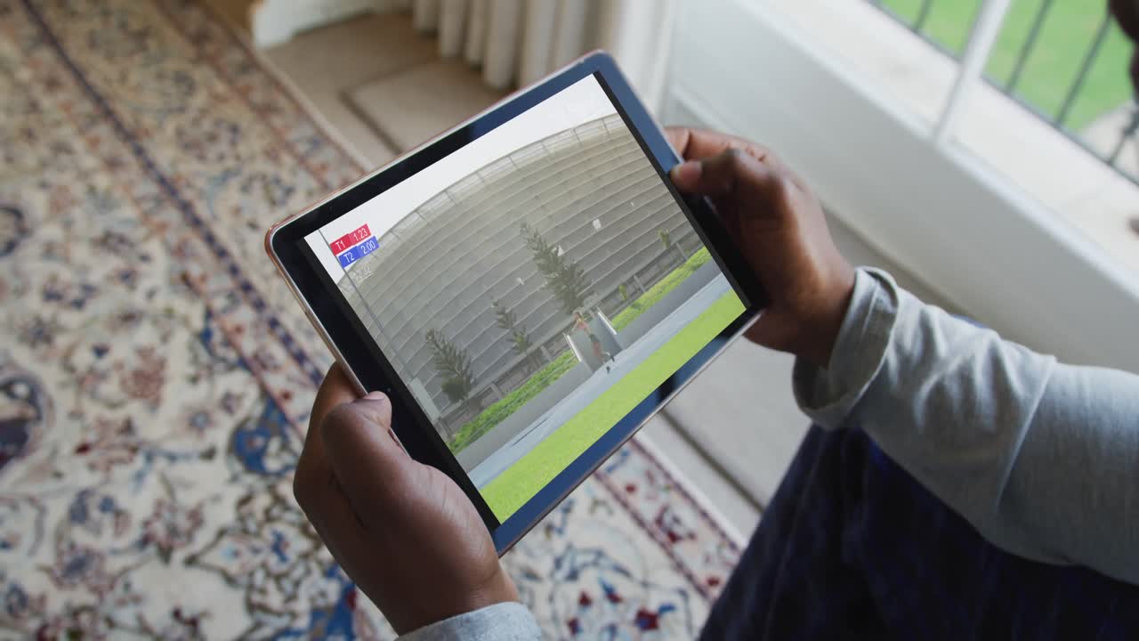 태블릿에서 육상 자벨린 경기를 시청하는 집에 앉아 있는 남자의 복합 사진