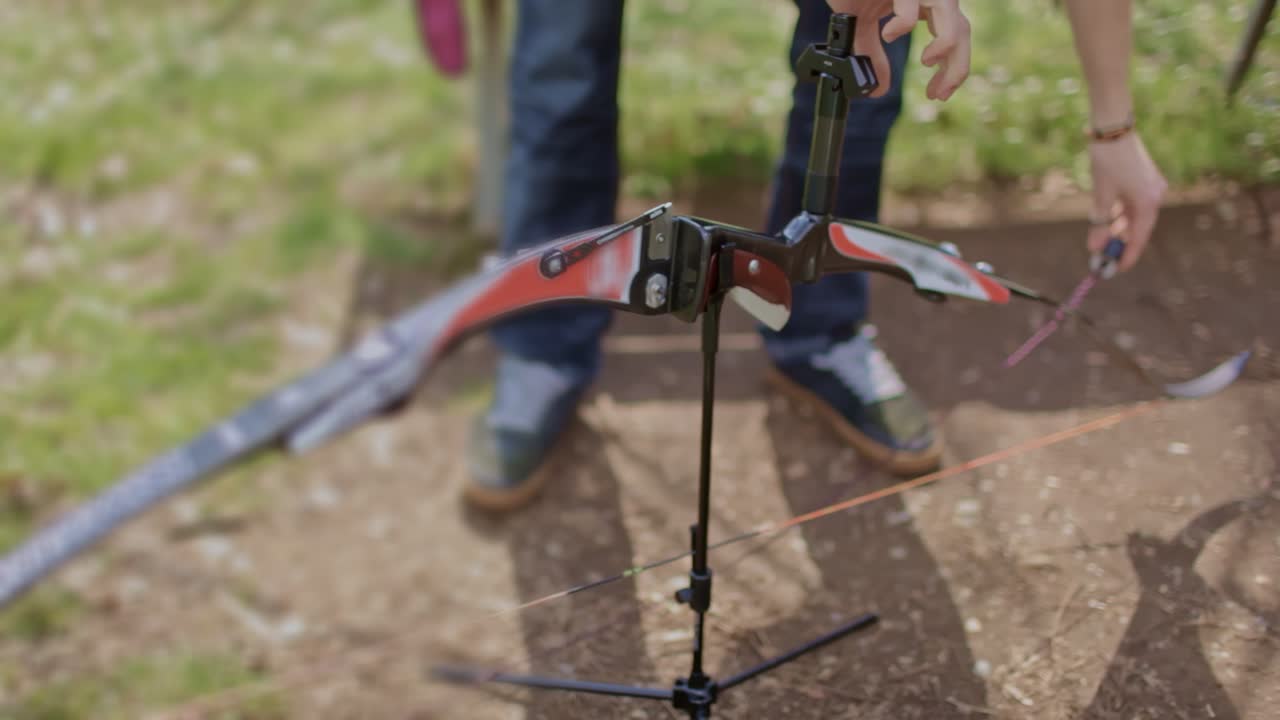 arquero desmonta su arco arquero desmonta su arco