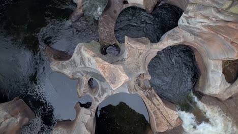 HD-Drohnenaufnahmen-Aus-Der-Vogelperspektive-Des-Blyde-River,-Der-Durch-Die-Basis-Der-Bourke&#39;s-Luck-Potholes-In-Graskop,-Mpumalanga,-Südafrika-Fließt