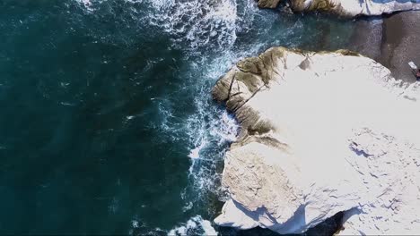 キプロスのリマソールで白い岩の海岸線に打ち寄せる海の波