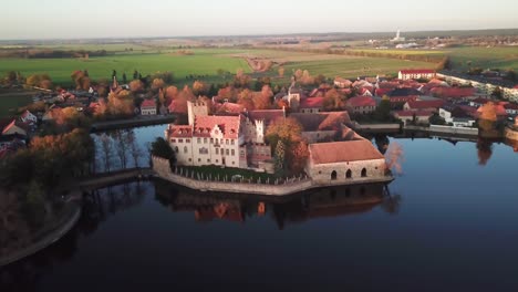 Herrliche-Landschaft-Aus-Der-Vogelperspektive-Auf-Das-Wasserschloss-Flechtingen,-Wasserburg-Flechtingen,-Deutschland