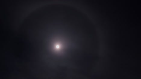 halo de la luna en el cielo nocturno